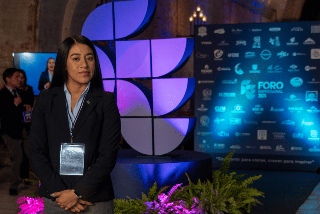 Mujer sonriendo a la cámara en evento de Pérez y Mora