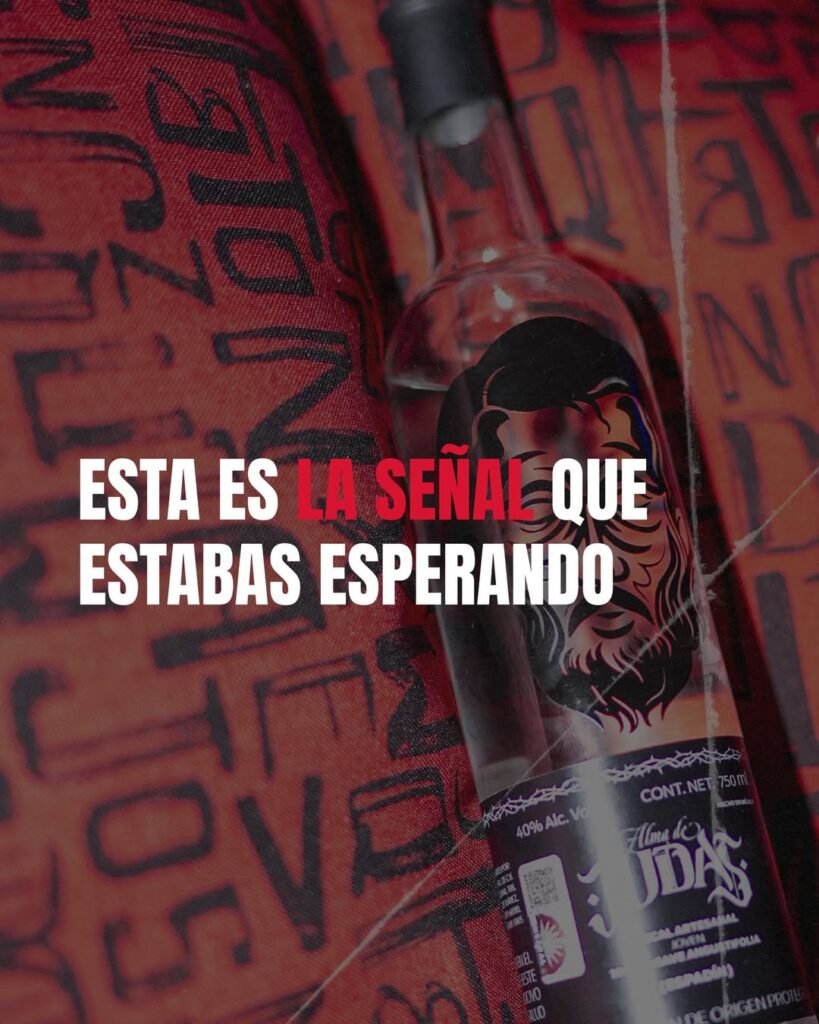 Botella de Alma de Judas en sillon rojo