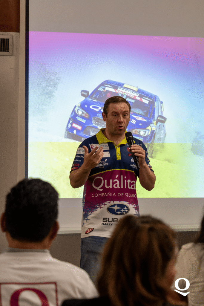 Pancho Name hablando en su conferencia para Quálitas Oaxaca