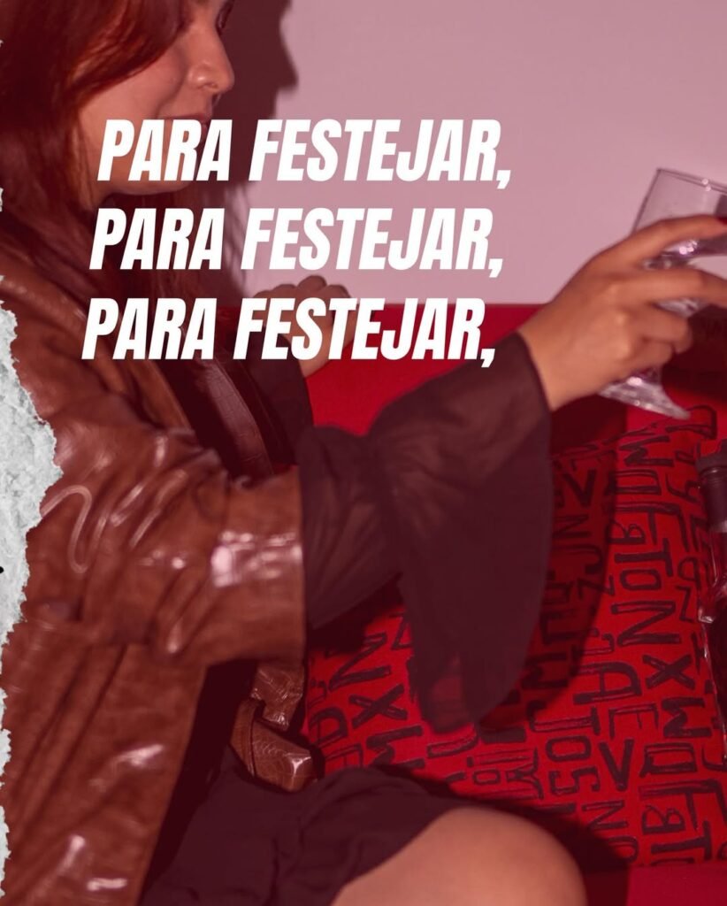 Mujer brindando con copa de Alma de Judas