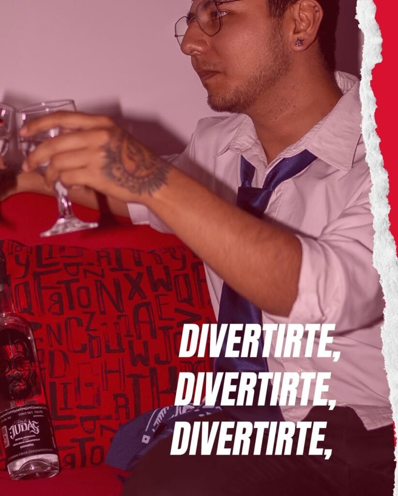 Hombre brindando con copa de Alma de Judas