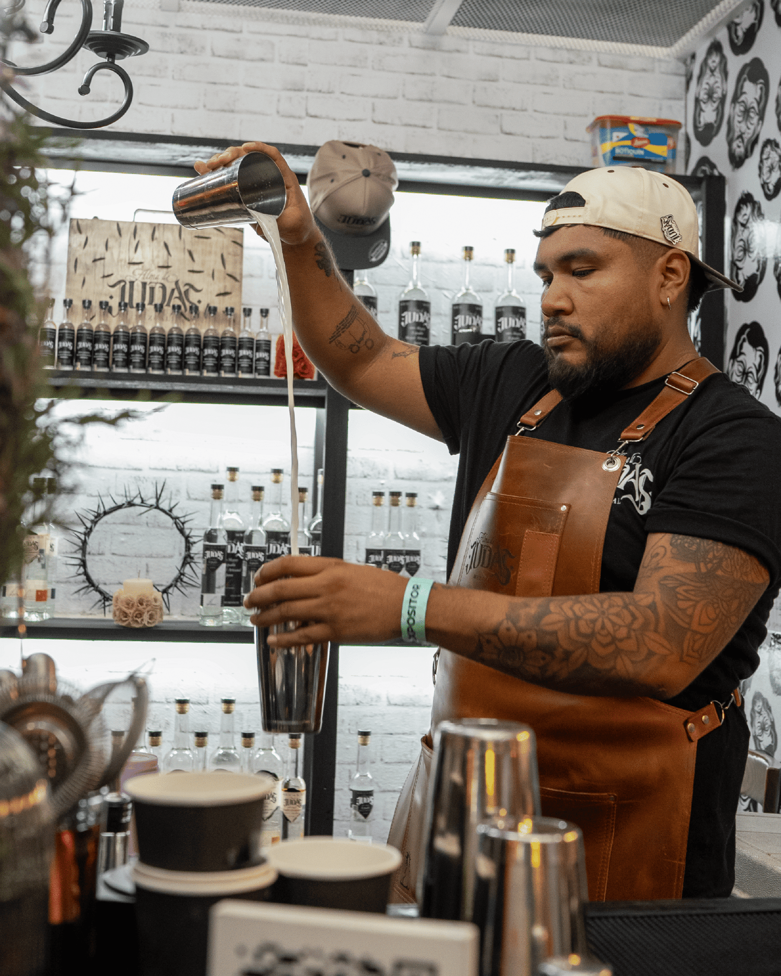 Barman preparando un cóctel de Alma de Judas