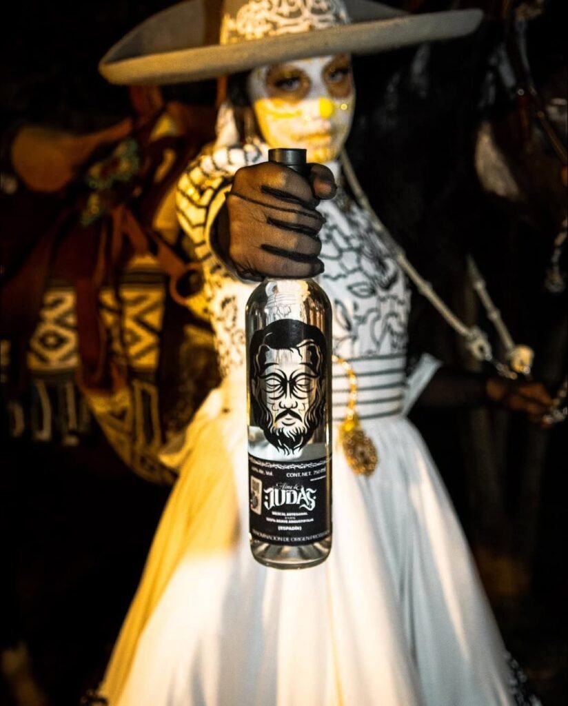 Catrina dando la botella hacia la cámara