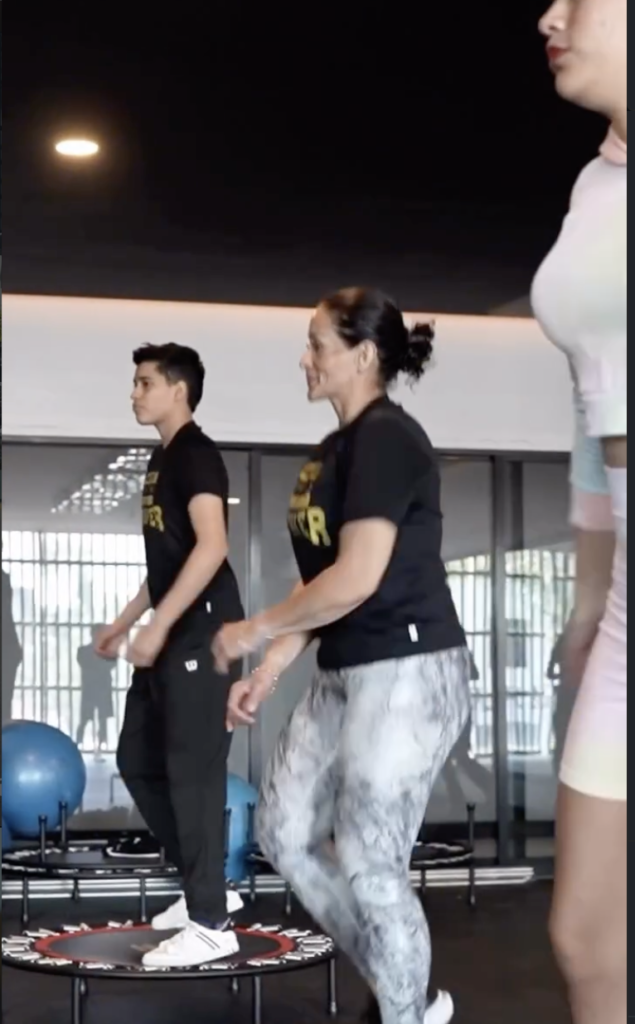 Clase de Jumping con 3 personas saltando en CEGA