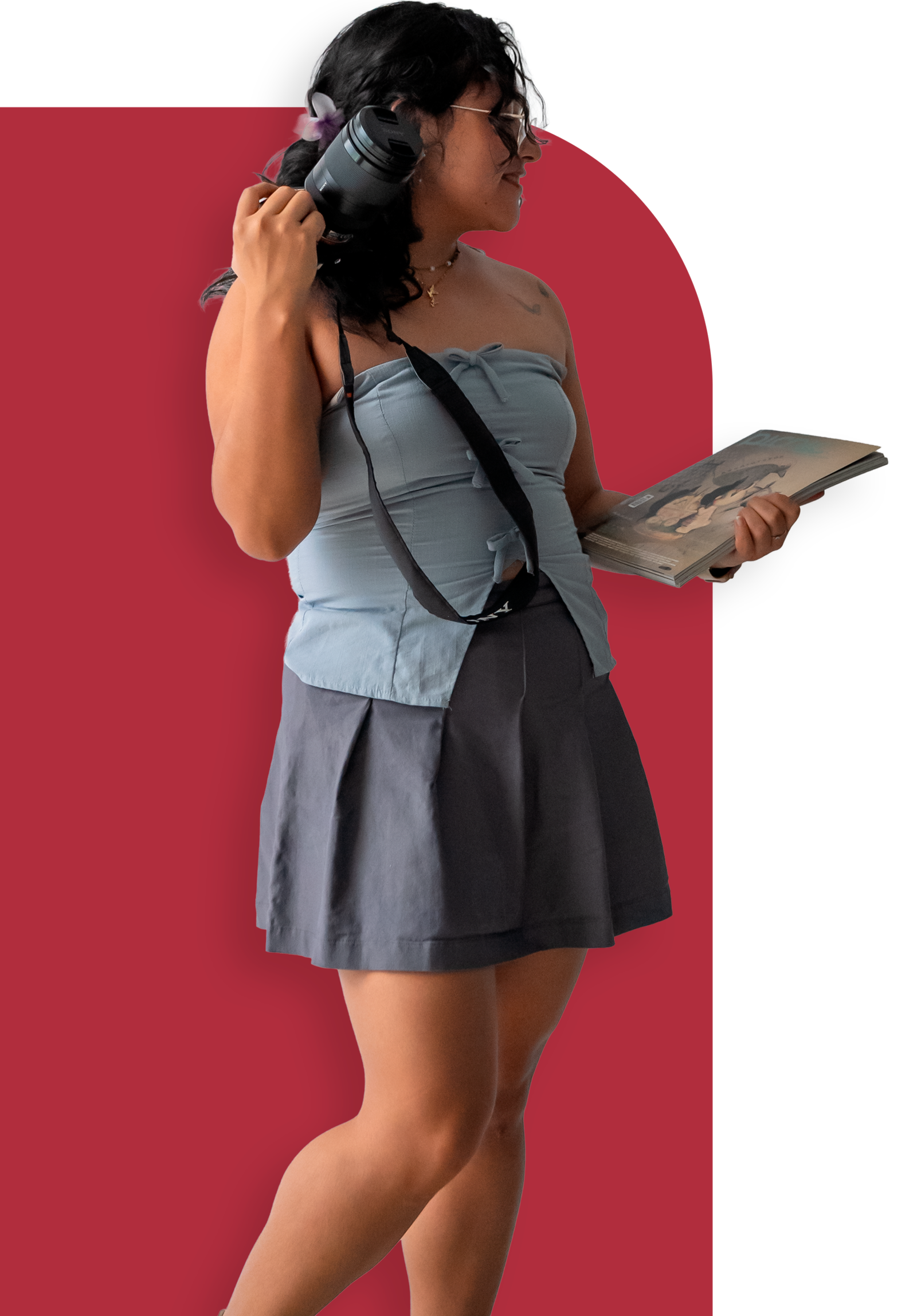 Fotografia de Lizeth Alcocer sosteniendo una cámara y sonriendo de lado 