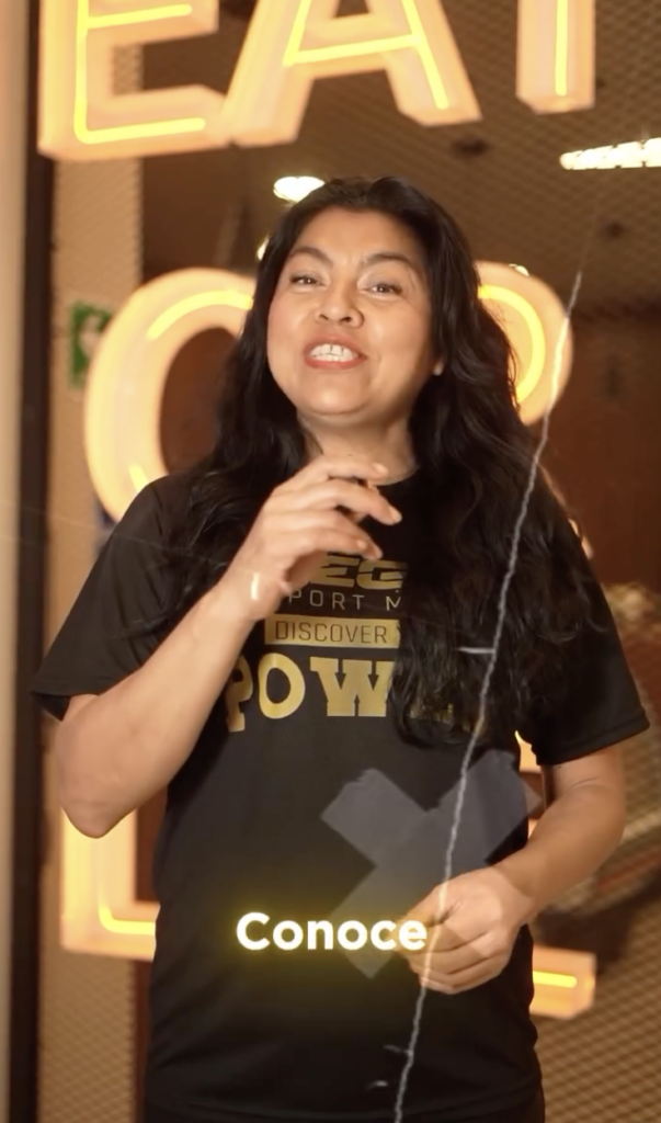 Gerente de CEGA hablando frente a la cámara en un fondo del gimnasio