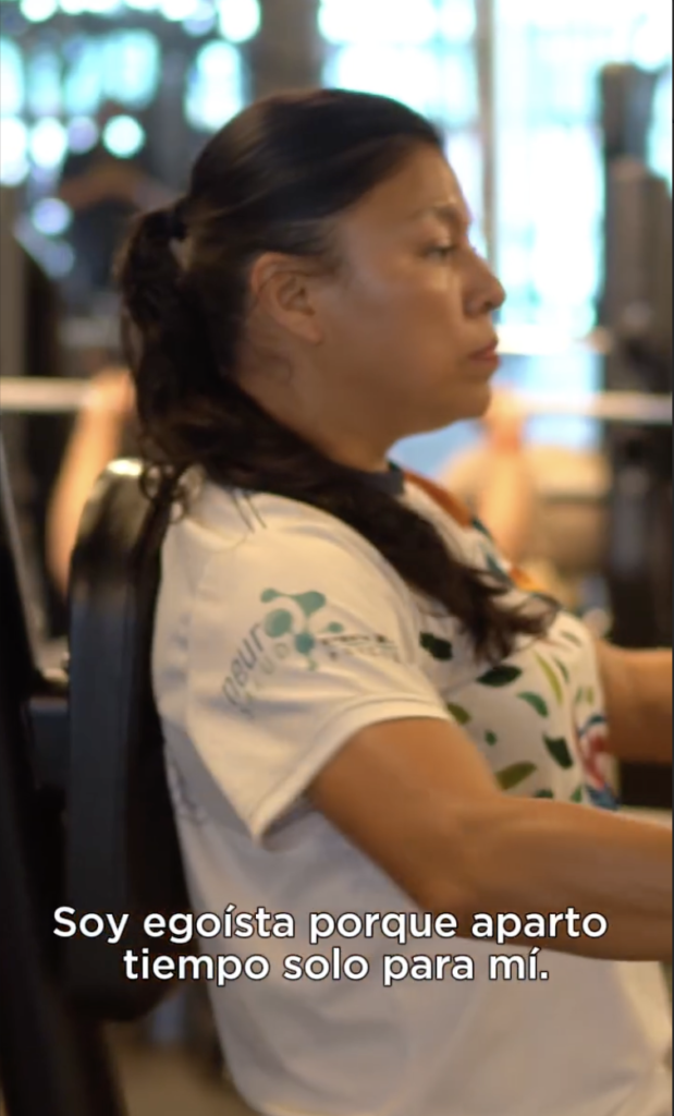 Mujer entrenando pectorales en una máquina de CEGA