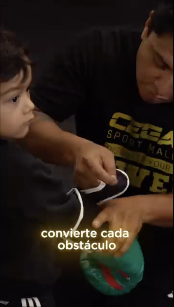 Padre e hijo entrenando box en CEGA Sport Mall