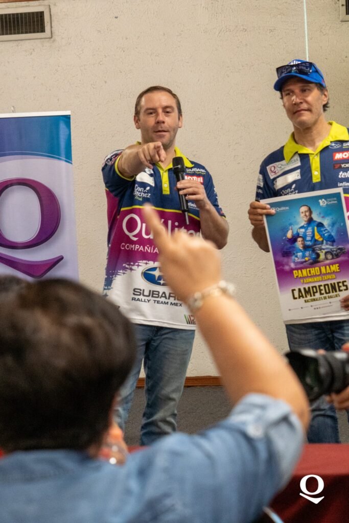 Pancho Name señalando a persona que alza la mano