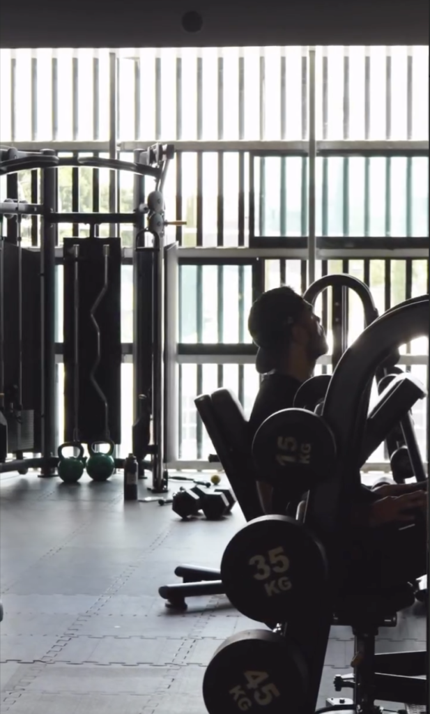 Foto a contraluz del espacio e CEGA con un hombre entrenando aductores