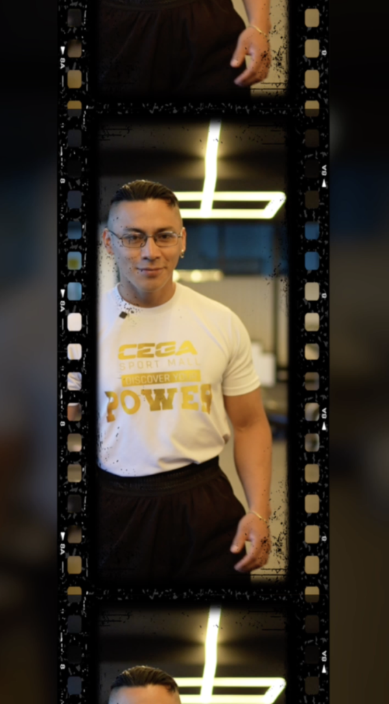 Coach de CEGA caminado hacia la cámara como un Frame de película