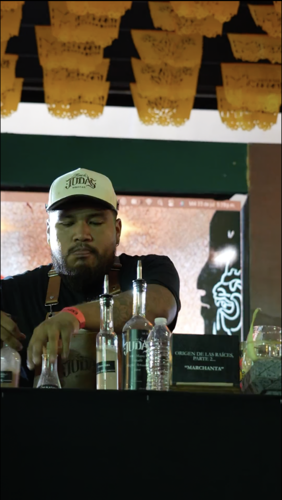 Cierre de la feria del mezcal, mostrando al ganador de mixología preparando su bebida en el concurso