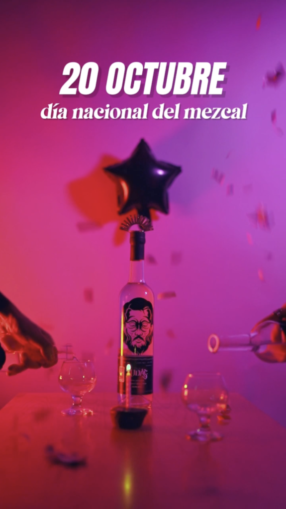 Botella de Alma de Judas siendo celebrada por el día nacional del mezcal