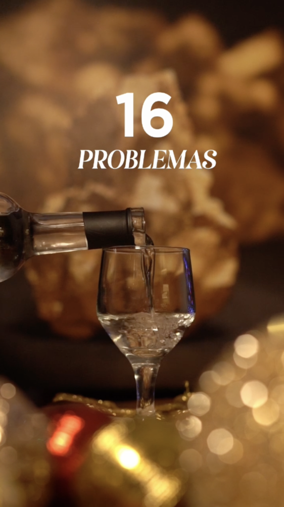 Counter de problemas que bajan mientras se sirve a una copa el mezcal de Alma de Judas