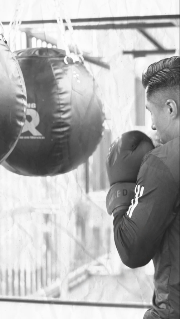 Hombre practicando box en CEGA